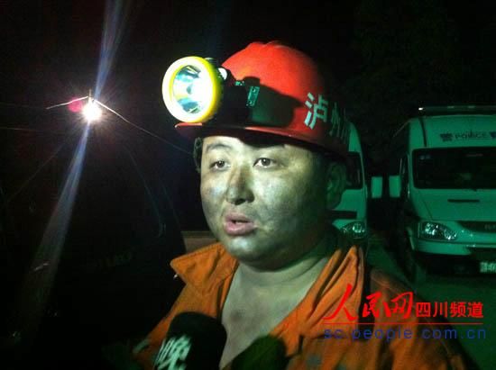 救援隊員出井時，滿臉煤灰，顯得十分疲憊。圖片為唐宗銀的隊友。（記者　李平　攝）