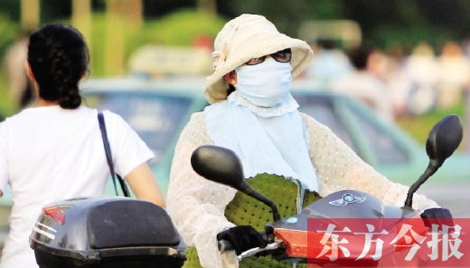 　昨日，鄭州街頭，一些女士全副“捂”裝，只為防暑防曬