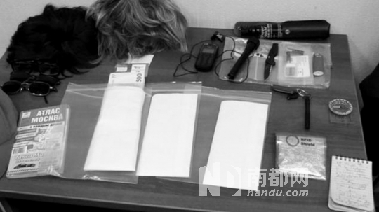 在福格爾身上發(fā)現(xiàn)的技術(shù)裝備和易容用具。