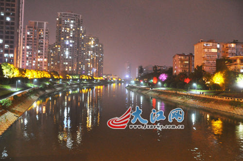 夜幕下的玉帶河，風(fēng)景很好，但是臭氣熏天。