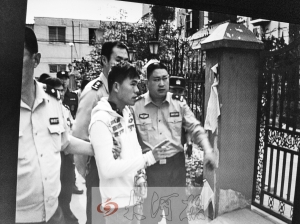 吳強(qiáng)指認(rèn)現(xiàn)場(翻拍),他是高胖雇用的殺手之一。