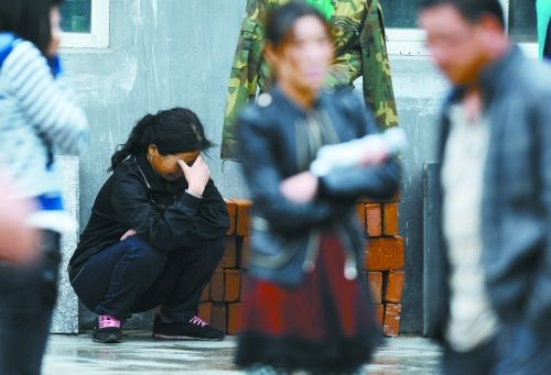 一名失蹤員工的家屬在失蹤人員信息登記處前哭泣。