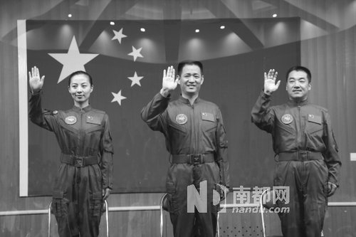 神舟十號航天員王亞平(左)、聶海勝(中)、張曉光(右)。 新華社發(fā)