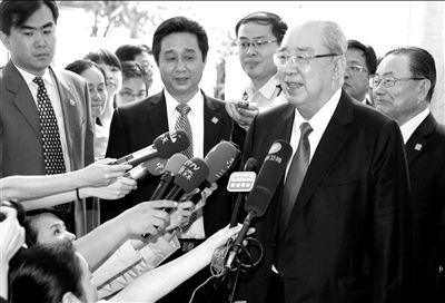 吳伯雄率國民黨大陸訪問團(tuán)抵達(dá)北京，在下榻的麗思卡爾頓酒店接受記者采訪。中新社發(fā)