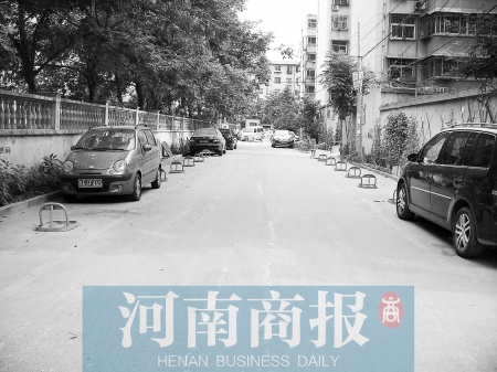 城市公共道路，成了很多人的“停車場” 記者 邱曉峰/攝