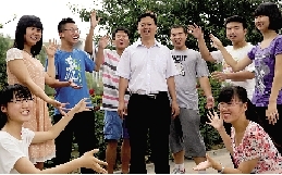 同學(xué)們用手臂連成光環(huán)，把班主任老師圍起來，表達對他的敬意和謝意。