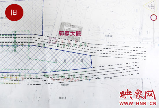 原先圖紙上顯示，在紫荊山路東側(cè)和西側(cè)，各設(shè)計了4條臨時通道。