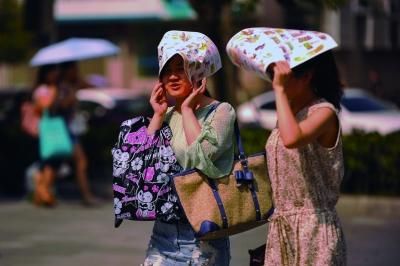 進(jìn)入7月份以來，南京出現(xiàn)了多個(gè)高溫天氣。本報(bào)資料圖片 劉瀏 攝