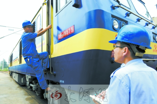 　　首發(fā)車頭以內(nèi)燃機(jī)作牽引，途中車頭、車身都會換