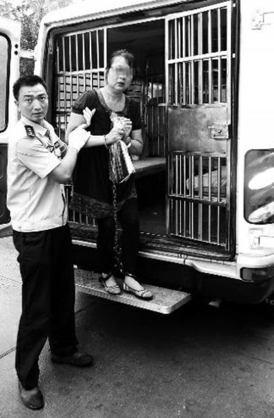 曹艷芳被帶出囚車，準(zhǔn)備到渭南市中級人民法院受審 程英晏 攝