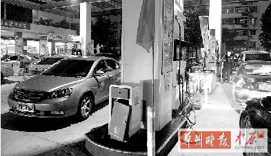 昨天晚上，桐柏路一加油站排隊(duì)加油的汽車特別多，很多人都想趕在油價(jià)上漲前加滿油箱。
