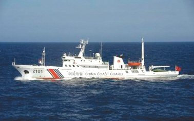 24日在釣魚島附近海域巡航的中國海警船。