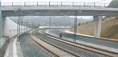 時速190公里的列車通過一個限速80公里的急轉(zhuǎn)彎。