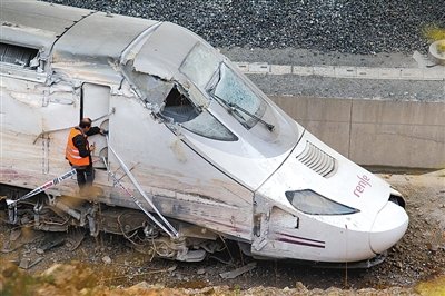 快速列車的車頭沒有受到太大損壞。