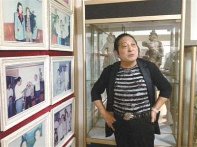 7月17日，王林向記者講述合影背后的故事。王林很樂于展示他和高官、名流的合影，但有官員曾回應(yīng)，合影不代表什么，有時候只是礙于朋友情面見他一下。新京報(bào)首席記者 張寒