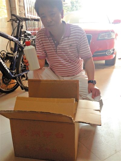 7月19日，王林的“徒弟”鄒勇向記者展示他從王林那里買到的“特供”酒。新京報(bào)首席記者 張寒