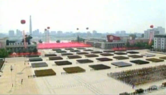 7月27日是《朝鮮停戰(zhàn)協(xié)定》簽署60周年紀(jì)念日，朝鮮在首都平壤舉行的盛大的閱兵儀式。圖為閱兵廣場(chǎng)。