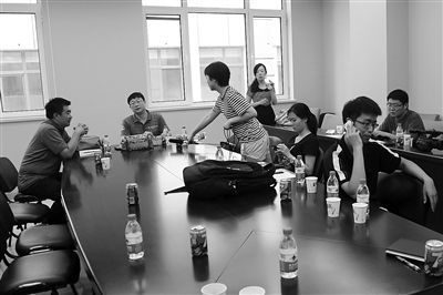 昨日，什剎海街道辦事處第四會議室，“什剎海女童練攤父親被打”事件的通氣會現(xiàn)場。