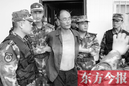 7月27日13時(shí)50分許，駐馬店市西平縣的“7·25”連環(huán)殺人案犯罪嫌疑人丁金華（左三）在禹州落網(wǎng)