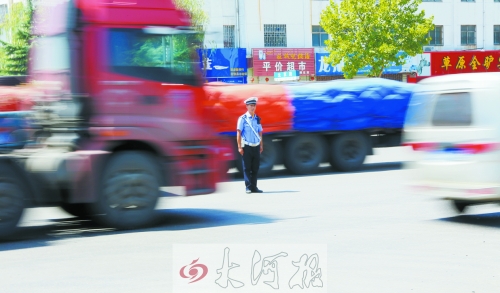 連霍高速受橋梁爆破影響禁止通車，310國道車流量迅速增加，當(dāng)?shù)亟痪块T安排大量警力保障道路暢通。