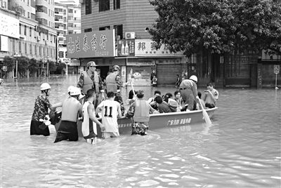 18日，廣東省清遠(yuǎn)市陽(yáng)山縣縣城,消防官兵合力推動(dòng)沖鋒舟，轉(zhuǎn)移被困學(xué)生。新華社發(fā)