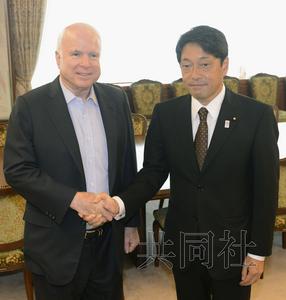 21日上午，美國共和黨資深參議員麥凱恩（左）與日本防衛(wèi)相小野寺在防衛(wèi)省會(huì)談前握手。（圖片來源：日本共
