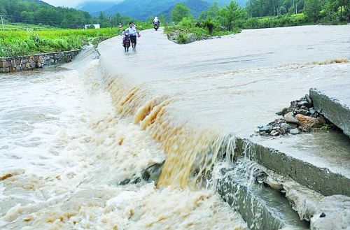 短時強(qiáng)降雨攜帶泥土、沙石、樹木等造成災(zāi)害
