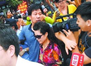 夢鴿現(xiàn)身海淀法院南門外 夢鴿現(xiàn)身海淀法院南門外