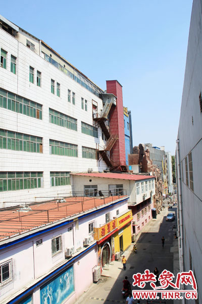 該家具賣場共6層樓，第7層建筑與其他樓層風格迥然不同，有明顯后期加蓋痕跡