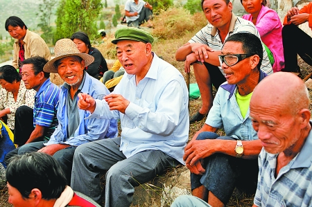 在唐莊，當(dāng)?shù)厝罕娒看我姷絽墙鹩】傆姓f不完的知心話。記者 史長來 攝