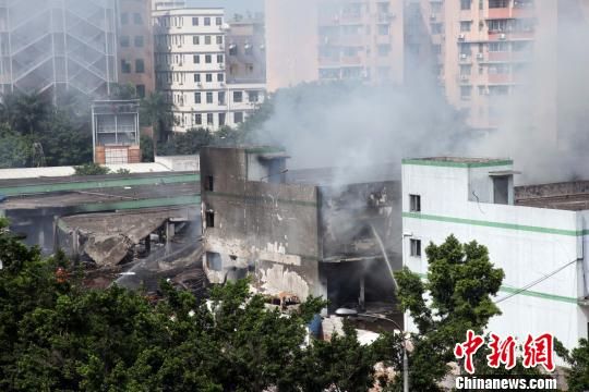 廣州白云區(qū)一倉(cāng)庫(kù)爆炸致4死36傷，事發(fā)3個(gè)多小時(shí)后現(xiàn)場(chǎng)仍冒著白煙?！「邩s權(quán) 攝