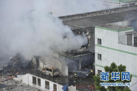 9月10日，消防人員在爆炸現(xiàn)場撲救火情。 新華社記者 梁旭 攝