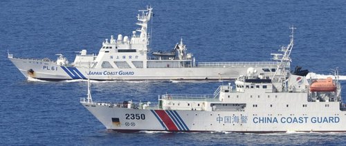 日本海上保安廳的4艘巡邏船則在數(shù)百米開外與之并列航行，展開一對一較量。