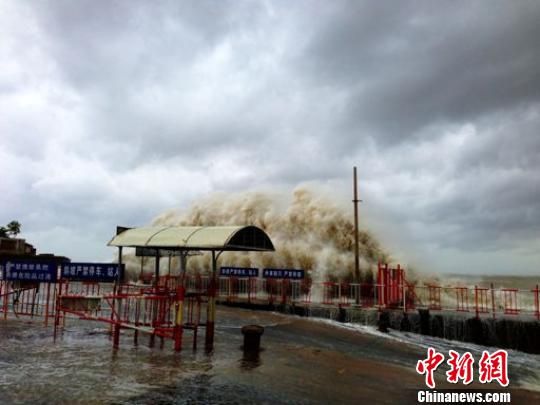 汕頭澄海萊蕪碼頭潮位猛漲，巨浪洶涌。