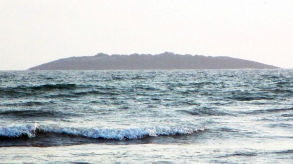 圖為在巴基斯坦靠近阿拉伯海的瓜達(dá)爾地區(qū)（Gwadar）近海600米處冒出一個小島。