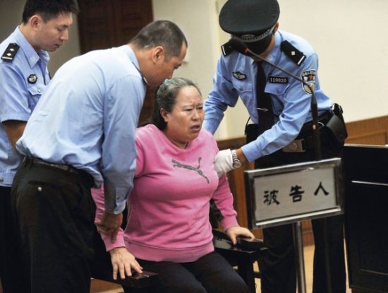 9月24日，在公訴人宣讀起訴書時，丁書苗因身體不停顫抖一度站立不穩(wěn)，被法警扶住