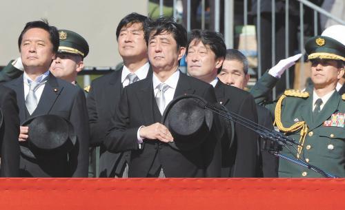 　27日上午，日本首相安倍晉三在琦玉縣的自衛(wèi)隊(duì)朝霞訓(xùn)練場(chǎng)出席陸上自衛(wèi)隊(duì)年度閱兵式
