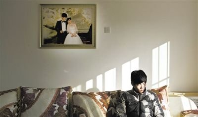 11月28日，青島膠南，丁海偉的婚房掛著與妻子的結(jié)婚照。如今妻子和未出世的孩子都已離世。新京報(bào)記者 周崗峰 攝