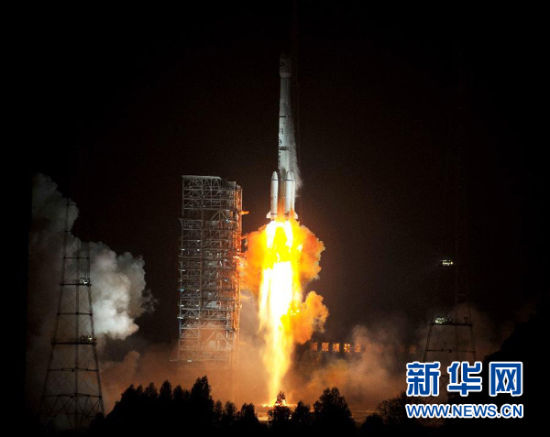 12月21日,載有玻利維亞通信衛(wèi)星的長征三號乙運載火箭點火發(fā)射。當日零時42分,我國在西昌衛(wèi)星發(fā)射中心用長征三號乙運載火箭,成功將玻利維亞通信衛(wèi)星發(fā)射升空,衛(wèi)星順利進入預定軌道。玻利維亞通信衛(wèi)星是該國擁有的第一顆衛(wèi)星。新華社記者 燕雁 攝