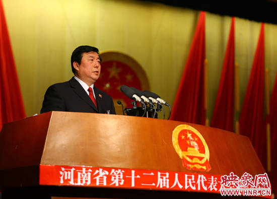 省人民檢察院檢察長(zhǎng)蔡寧向大會(huì)作工作報(bào)告。