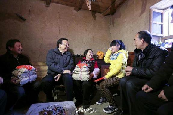 27日，李克強到安康旬陽金坡村看望留守兒童。
