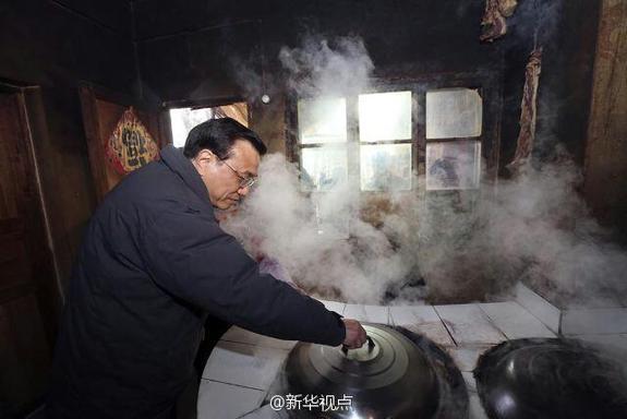 27日，李克強到安康旬陽金坡村看望留守兒童。