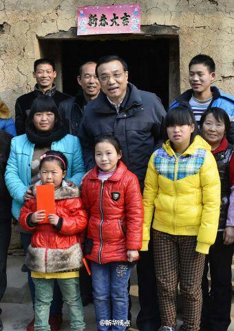 27日，李克強到安康旬陽金坡村看望留守兒童。