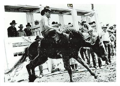 1978年，鮑卡斯在蒙大拿州邁爾斯城舉辦的野馬拍賣(mài)大會(huì)上騎一匹美國(guó)西部野馬