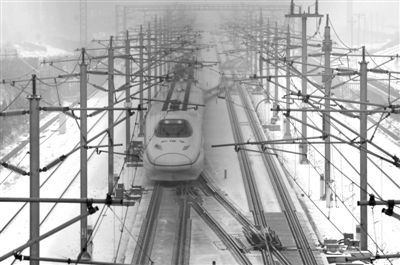 昨日，由武漢始發(fā)到北京G508次高鐵沿途被大雪覆蓋，列車廣播告知受降雪天氣影響，為確保行車安全降速運行，預(yù)計晚點1小時10分鐘。圖/CFP