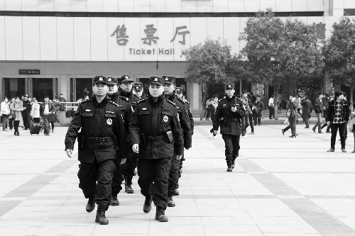 3月2日，鄭州市特警加強(qiáng)對(duì)人員密集場(chǎng)所的武裝巡邏。
