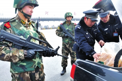 圖為武警配合民警開展安保檢查。