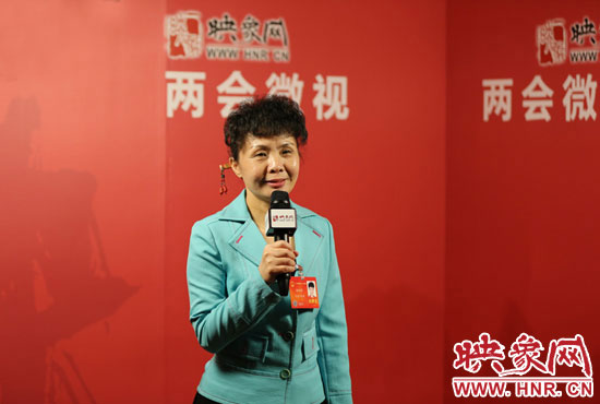 在映象網(wǎng)全國(guó)兩會(huì)北京演播室，全國(guó)人大代表、河南理工大學(xué)音樂(lè)學(xué)院副院長(zhǎng)游吟歌做客《兩會(huì)微視》訪談.