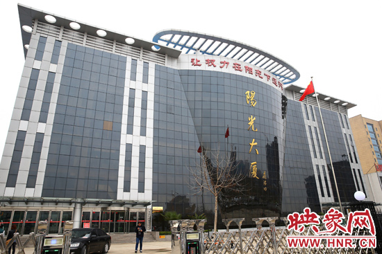 2011年4月，蘭考縣為民服務(wù)中心入住陽(yáng)光大廈，目前，共有行政職能部門39個(gè)