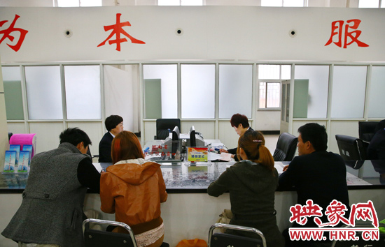 在陽(yáng)光大廈一樓大廳內(nèi)，分布著人社局、民政局等與群眾利益相關(guān)的民生服務(wù)窗口。